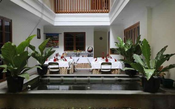 Rumah Aca Hotel Overview