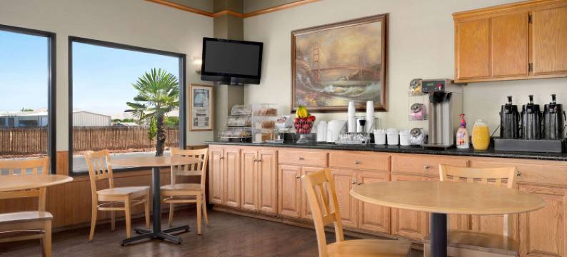 林赛橄榄树温德姆速8酒店(Super 8 by Wyndham Lindsay Olive Tree)图片