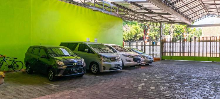 红多兹酒店-井里汶科贾克桑站2号(RedDoorz Near Kejaksan Station Cirebon 2)图片