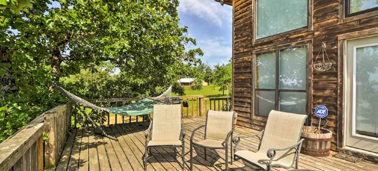 有甲板和私人热水浴缸的乡村Lamar小屋(Rustic Lamar Cabin w/ Deck & Private Hot Tub)图片