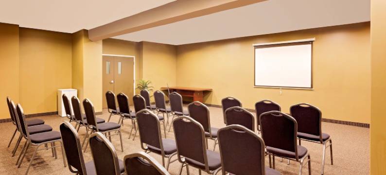 冷湖华美达酒店(Ramada by Wyndham Cold Lake)图片