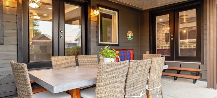 Cozy City Cabin w/King Bed/Fire Pit/Foosball/ Arcades/Playground and Nice Yard图片