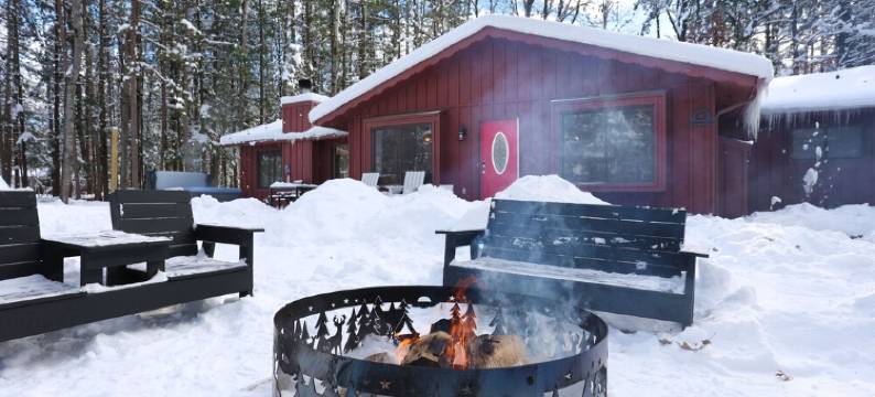 Lake Access Cabin with HotTub, Firepit and Indoor Pool Access图片