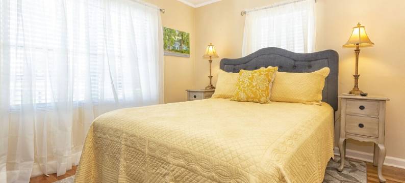 2 bedroom downstairs The Henry House and Queen pull out sofa图片