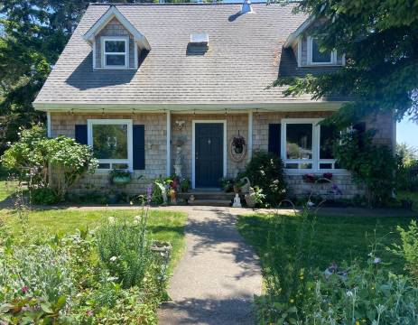 Ocean View Beach House- lush acre with gardens and a trail to beach!