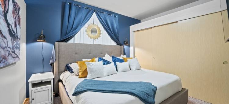 Near Wells Fargo, King Bed and Balcony and washer dryer, fitness room, Fireplace图片