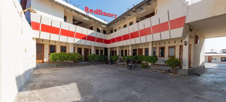 红多兹酒店-近帕萨帕吉西里邦2号(RedDoorz Near Pasar Pagi 2 by Cassana)图片