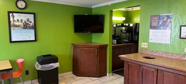 奥马哈西南拉昆塔温德姆酒店(La Quinta Inn by Wyndham Omaha Southwest)图片