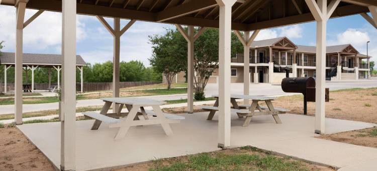 卡里索斯普林斯鹰巢- 温德姆旅屋(Eagle&#x27;s Den Suites Carrizo Springs a Travelodge by Wyndham)图片