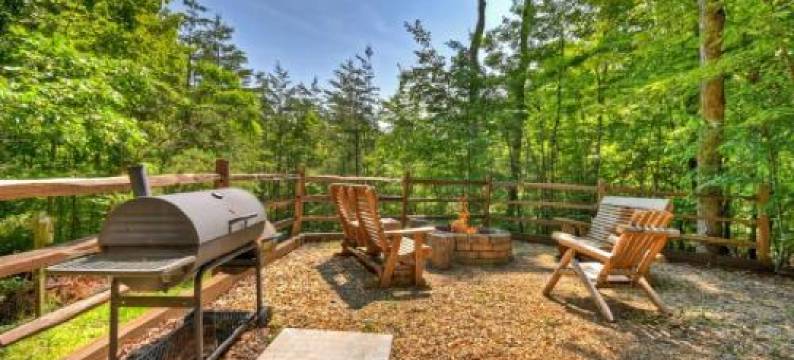 Almost Heaven Pet-Friendly Steamy Hot Tub Pool Table Firepit图片