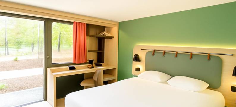 克莱蒙费朗北里永康铂酒店(Campanile NATURE - Clermont Ferrand Nord Riom)图片