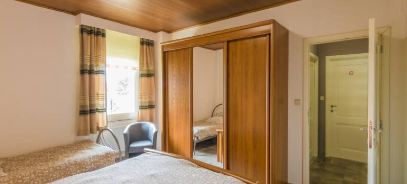 Modern holiday home with swimming pool图片