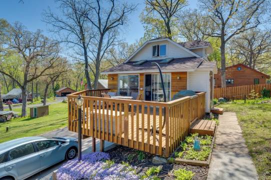 迷人的里普利湖小屋,带水景!(Charming Lake Ripley Cottage w/ Water View!)