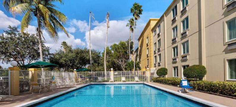 黎明城索格拉斯米尔斯拉昆塔温德姆套房酒店(La Quinta Inn & Suites by Wyndham Sawgrass)图片