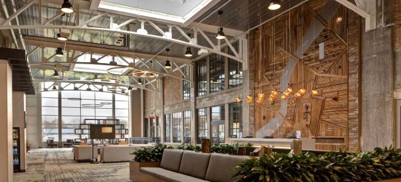 罗克福德河滨希尔顿大使套房酒店(Embassy Suites Rockford Riverfront)图片