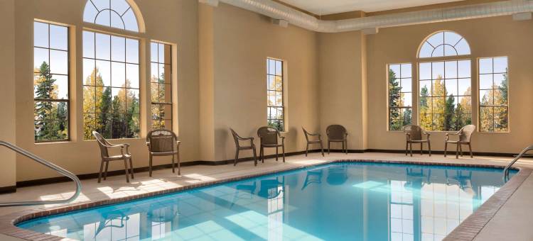 奥利夫布兰奇温德姆速 8 酒店(Hometown Place)图片