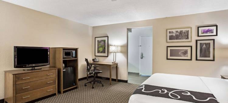 哈特福德布拉德利机场拉昆塔温德姆套房酒店(La Quinta Inn & Suites by Wyndham Hartford - Bradley Airport)图片