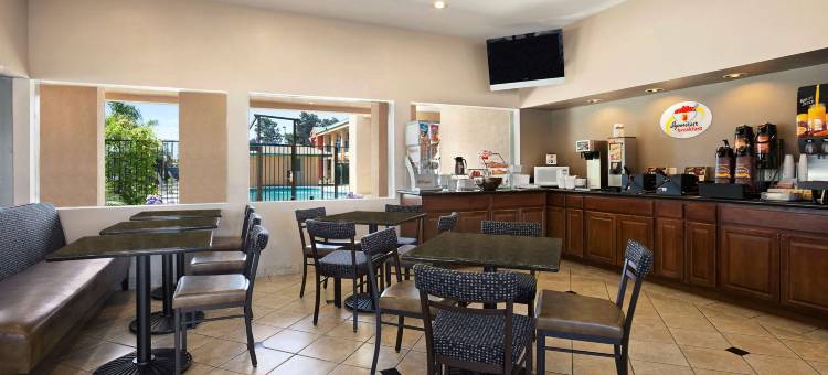 萨利纳斯速8酒店(Super 8 by Wyndham Salinas)图片