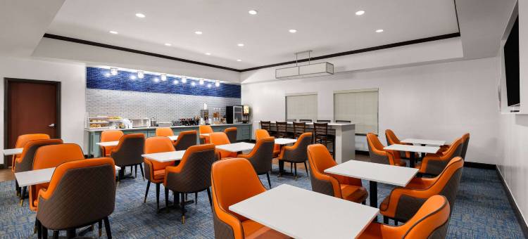 登顿大学路拉昆塔温德姆套房酒店(La Quinta Inn & Suites by Wyndham Denton - University Drive)图片