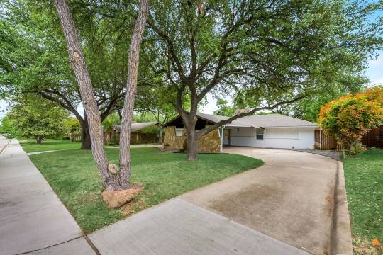 Private Pickle-ball Court+Kids play backyard + 6 Flags +Cowboys + Airport