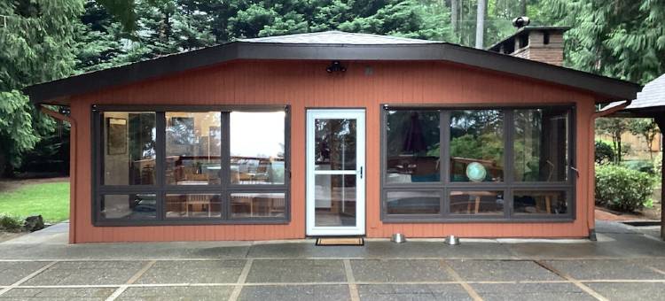 PNW Funky 1970’s home with lots of windows, quiet road, fenced yard.图片