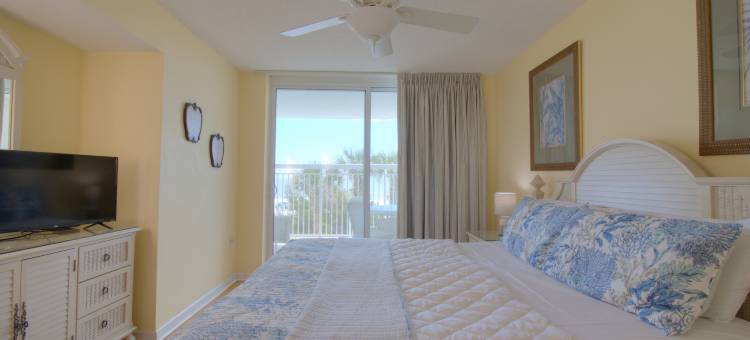 Private Balcony and Resort Amenities - Luxurious Coastal Escape图片