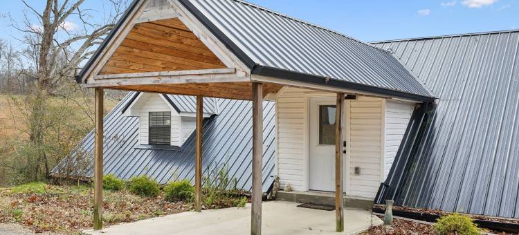 Expansive Outdoor Spaces and Cozy Interiors - Inviting Nature Retreat图片