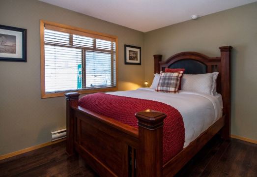 Give Something Back Retreat by Revelstoke Vacations Hotel Overview