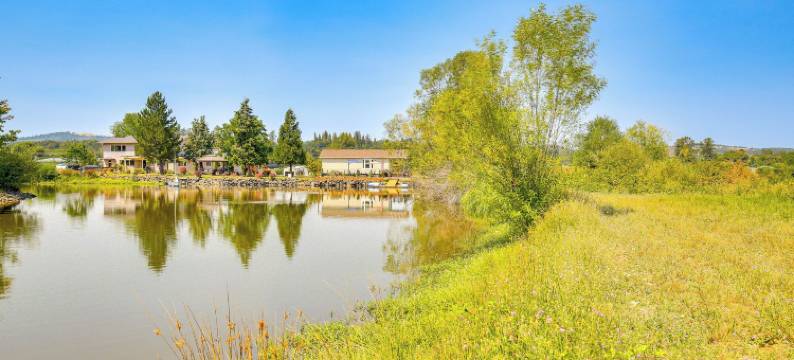 俄勒冈南部小屋：带火坑和私人池塘！(Private Pond and Dock! Cozy Cabin in Southern Oregon)图片