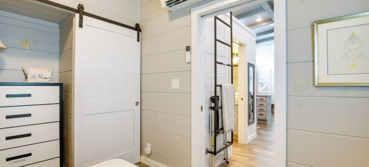 时尚平岩小屋：可使用泳池！(Flat Rock Tiny Home Fall Getaway with Grill!)图片