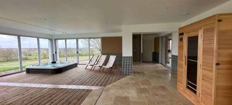 Beautiful villa with indoor pool图片