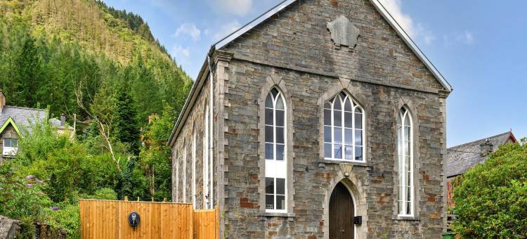 Chapel in Snowdonia with Hot Tub & Games Room图片