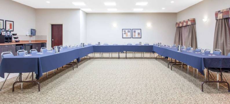 平彻溪华美达酒店(Ramada by Wyndham Pincher Creek)图片