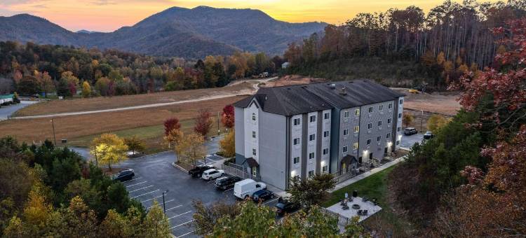 西尔瓦迪尔斯伯勒区麦客达套房酒店(Microtel Inn & Suites by Wyndham Sylva Dillsboro Area)图片