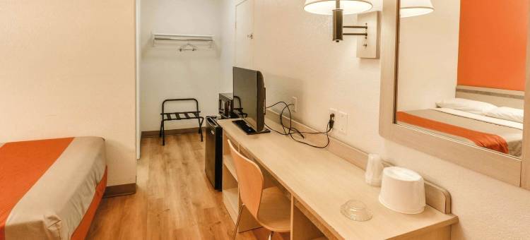 德克萨斯亨茨维尔 6 号汽车旅馆(Motel 6 Huntsville, TX)图片