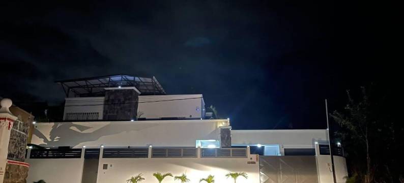 弗利克安弗洛克的宽敞的四床别墅屋顶酒吧(Spacious 4-Bed Villa in Flic en Flac Roof Top Bar)图片