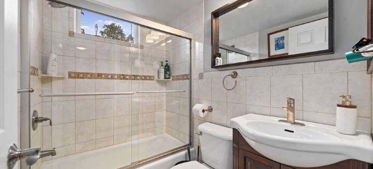 Peaceful Cozy Home with Well Equipped Kitchen, WiFi, & King Bed in St Charles图片