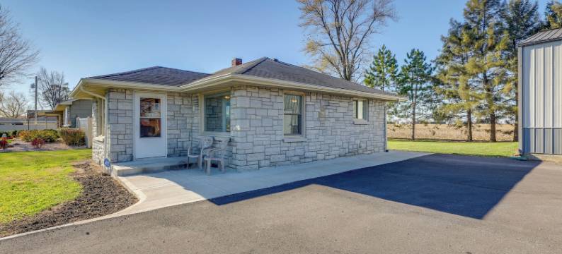 弗朗西斯维尔家庭度假屋，带私人露台和日落美景(Private Patios & Sunset Views: Francesville Home)图片