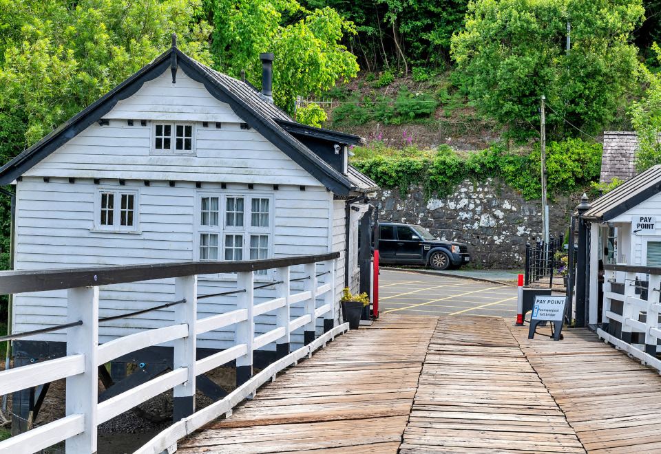 Toll Bridge Cottage Hotel Overview