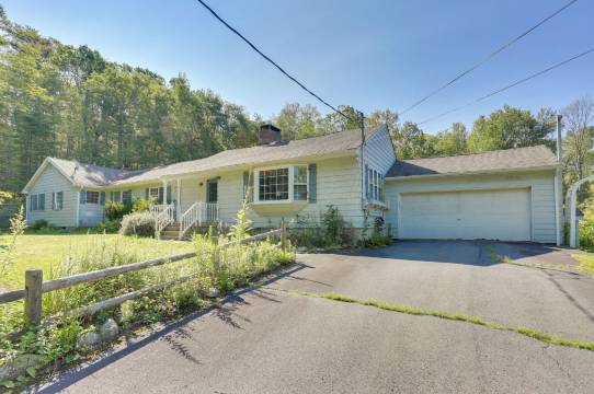 Sparrow Bush度假屋,配有游泳池和带纱窗的阳台(Sparrow Bush Retreat w/ Pool & Screened Porch)