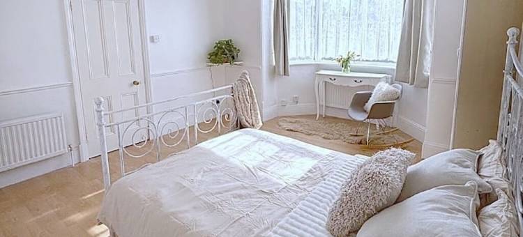 A modern spacious 3-bedroom apartment with garden图片
