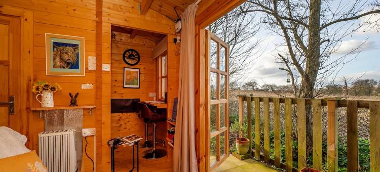 Pet-friendly chalet in Surlingham, No deposit图片
