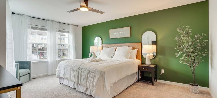 查尔斯敦联排别墅：距哈珀斯渡口9英里(Charles Town Townhome 9 Mi to Harpers Ferry)图片