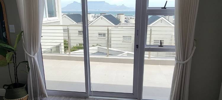 Big Bay Bliss, ocean and mountain views.图片
