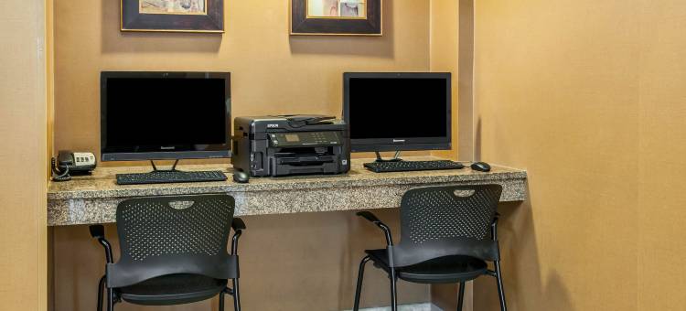 布卢明顿大学附近舒适酒店(Comfort Inn Bloomington Near University)图片