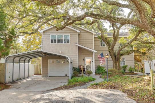 距大西洋海滩2英里:带甲板的海滨度假屋(2 Mi to Atlantic Beach: Coastal Retreat w/ Deck)