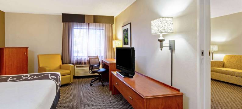 赫尔希哈里斯堡机场拉昆塔温德姆套房酒店(La Quinta Inn & Suites by Wyndham Harrisburg Airport Hershey)图片