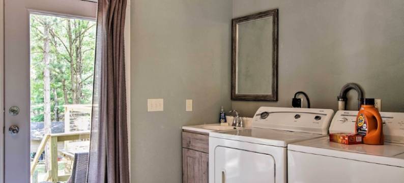 Holcombe湖畔小屋：钓鱼和雪地摩托(Holcombe Lakefront Cottage Fishing and Snowmobiling)图片