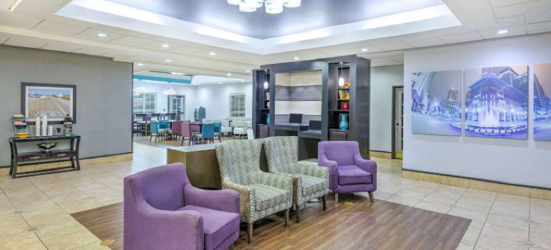 塔尔萨机场博览广场拉昆塔温德姆套房酒店(La Quinta Inn & Suites by Wyndham Tulsa Airpt / Expo Square)图片