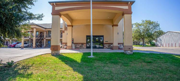 OYO 近沙纳 TX 的莫尔顿旅馆及套房(Moulton Inn &  Suites by OYO Near Shiner TX)图片